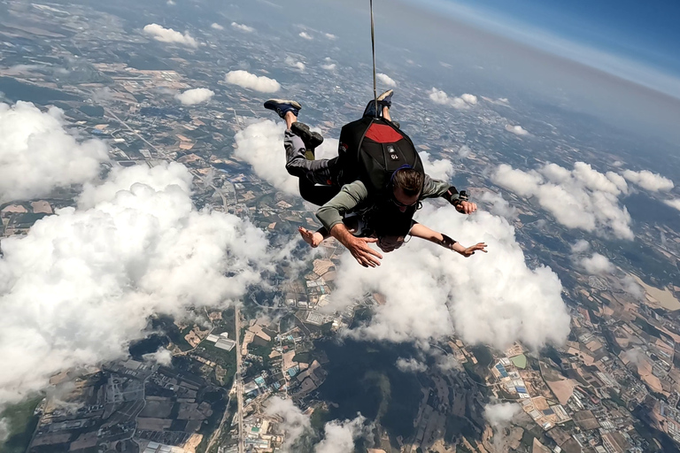 Thaïlande : Saut en parachute en tandem au-dessus de la côte estService de navette pour Bangkok