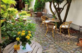 Köln-Nippes: Sommerliches Weinfest im Garten im französischen Stil