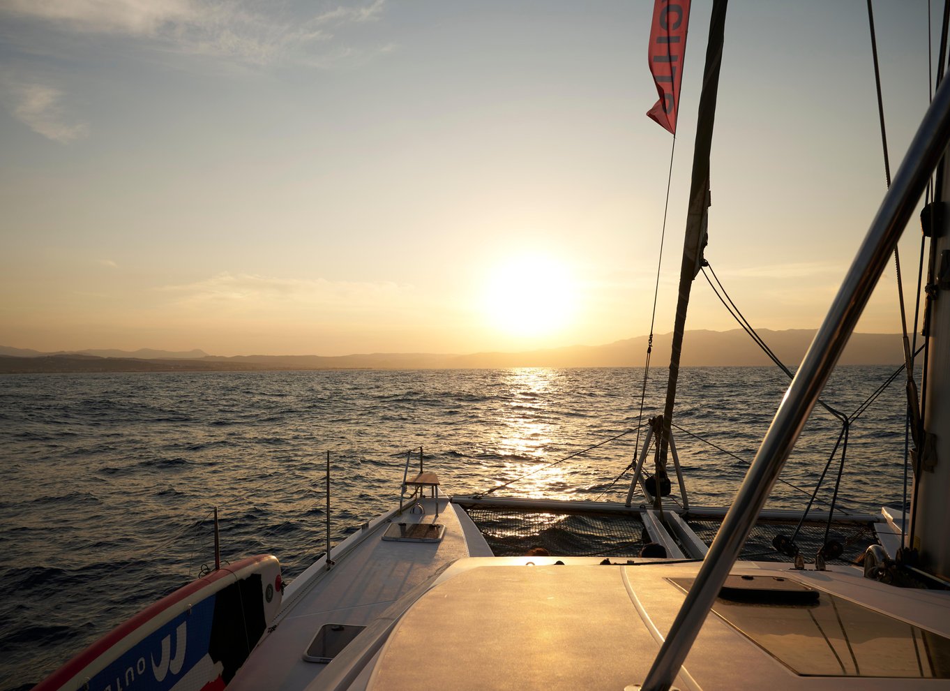 Rethymno: Katamaransejltur ved solnedgang – sushi og fri bar