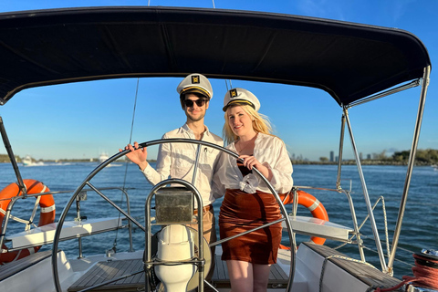 Gold Coast Private Sunset Sailing Charter avec dîner et boissons