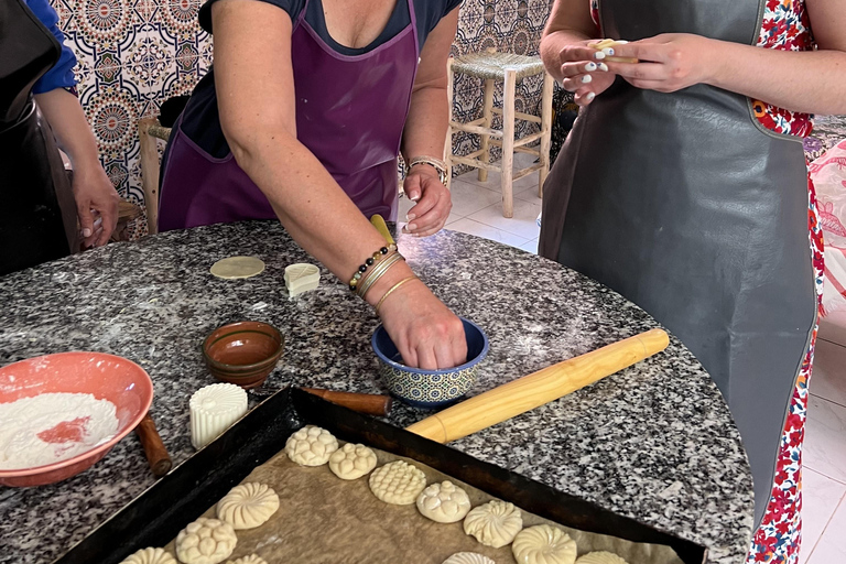 Marrakech: Moroccan Pastries and Tea Class with a Local