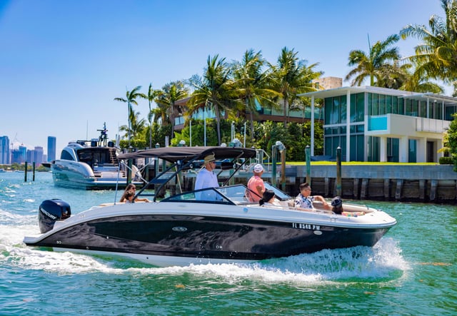 Miami: Noleggio di una barca privata di lusso con un capitano