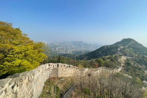 Seoul: Bukaksan Mountain Summit and History Hiking Tour Chinese Guide