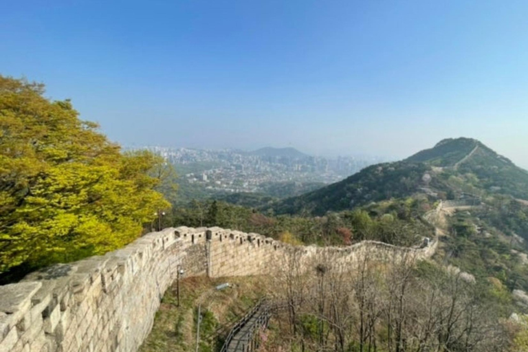 Seoul: Bukaksan Mountain Summit and History Hiking Tour Chinese Guide