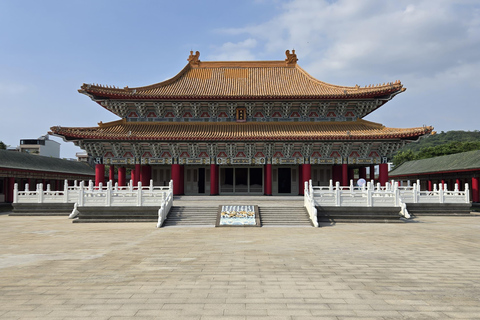 Taipei to Kaohsiung Highlights: Private Day Tour