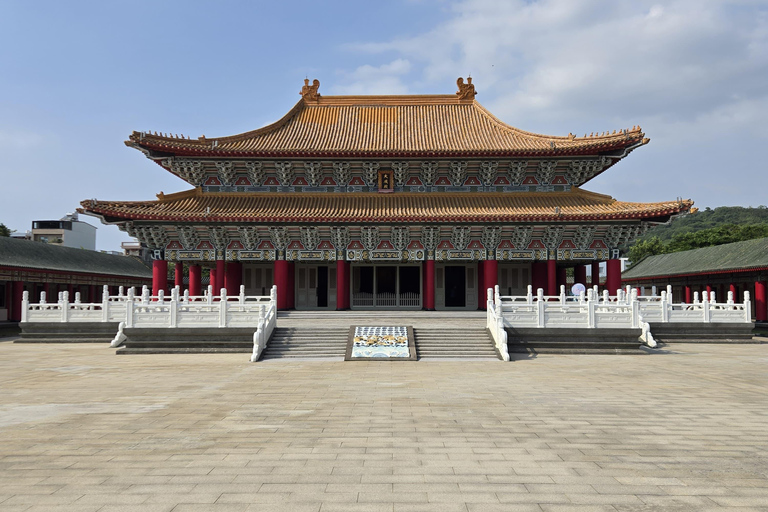 Taipei to Kaohsiung Highlights: Private Day Tour