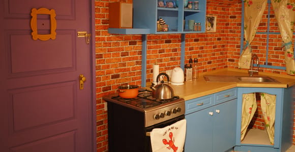 Budapest: Private 90s Sitcom Puzzle Room with Drinks