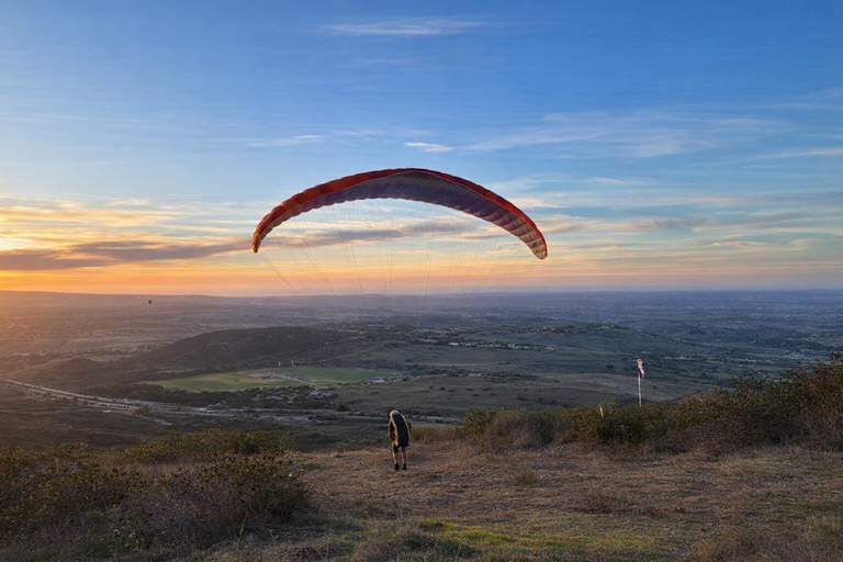 San Diego: Hike & Fly Tandem Paragliding Experience