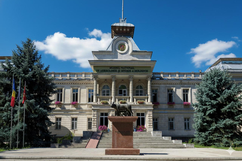 Chisinau: Private City Walking/shopping Tour