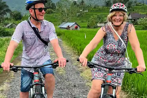 Bali: Wycieczka rowerowa do doliny Sidemen z wodospadem Gembleng