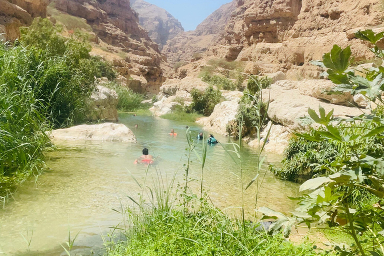 Muscat: całodniowa wycieczka do Wadi Shab z odbiorem z hotelu