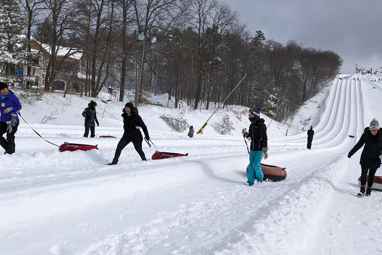 Toronto: Avventura in tubing sulla neve in camper