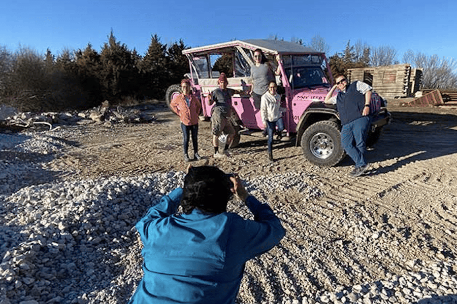 Branson: Geländewagen-Jeep-Tour bei Sonnenuntergang mit privatem Aussichtspunkt. Foto: GetYourGuide Branson: Geländewagen-Jeep-Tour bei Sonnenuntergang mit privatem Aussichtspunkt. Foto: GetYourGuide