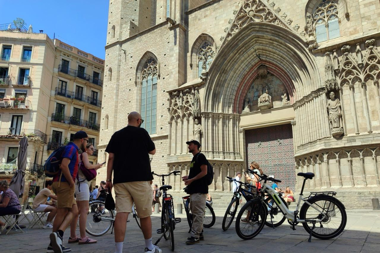 Barcelone : visite à vélo ou en vélo électrique, sites incontournables et anecdotes localesVisite privée