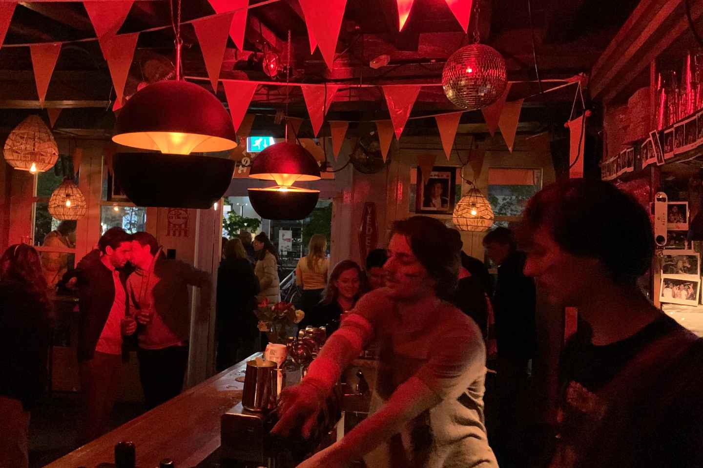Utrecht: Ultimate Leo’s Pub Crawl with Local Host & Shots