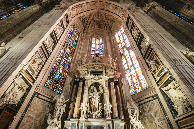 Milão: Visita guiada aos telhados do Duomo e à catedral com ingressosMilão: Visita guiada em inglês aos telhados do Duomo e à Catedral