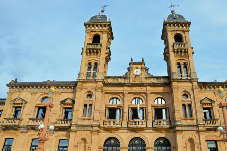 San Sebastián: Private Guided Tour on Your Mobile San Sebastian: The Pirate Code and the Old Town with Kit and Live Guide