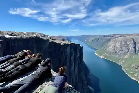 Stavanger: 2-Day Adventure with Preikestolen & Kjerag Hikes