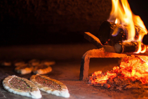 Istanbul: Taste of Turkey with Europe & Asia by Ferry Tour en Español