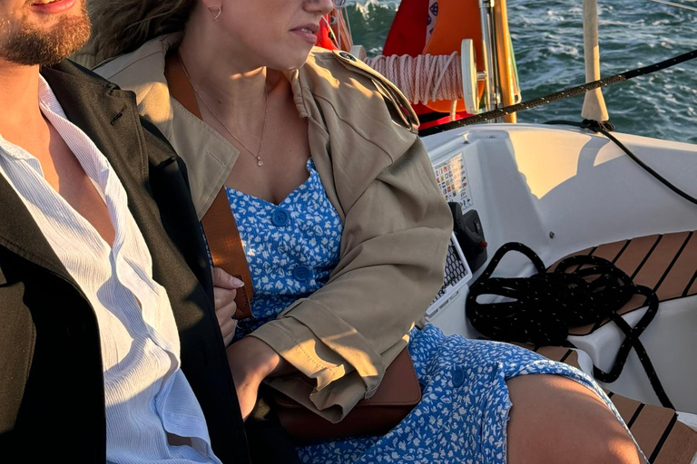 لشبونة: رحلة بحرية رومانسية عند غروب الشمس مع النبيذ والتاباس البرتغالي