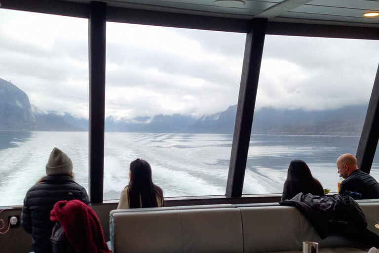 Stavanger : Croisière panoramique dans les fjords vers Lysefjord et PreikestolenStavanger : croisière au Lysefjord et Preikestolen