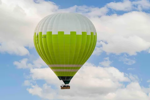 Dubai: Passeio de balão de ar quente ao nascer do sol com transferes