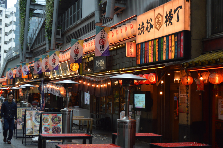 Tokyo: Shibuya Yokocho Food Tour with Drinks and Guide