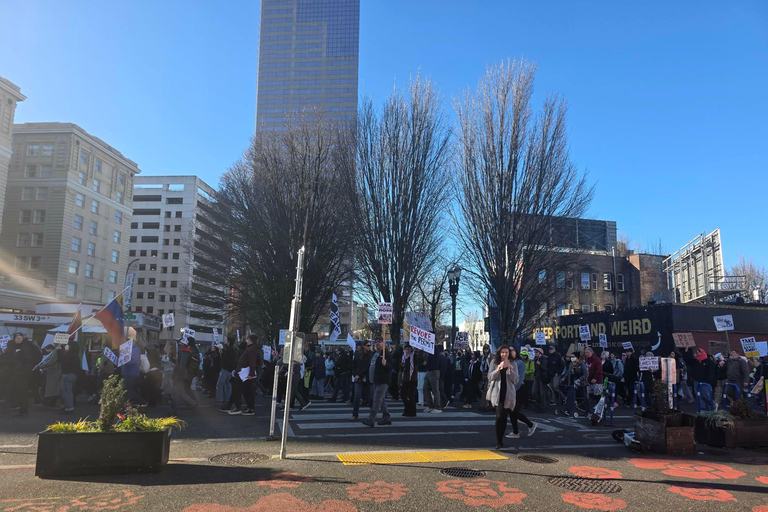 Portland: Weird and Wild West Walking Tour with Donut