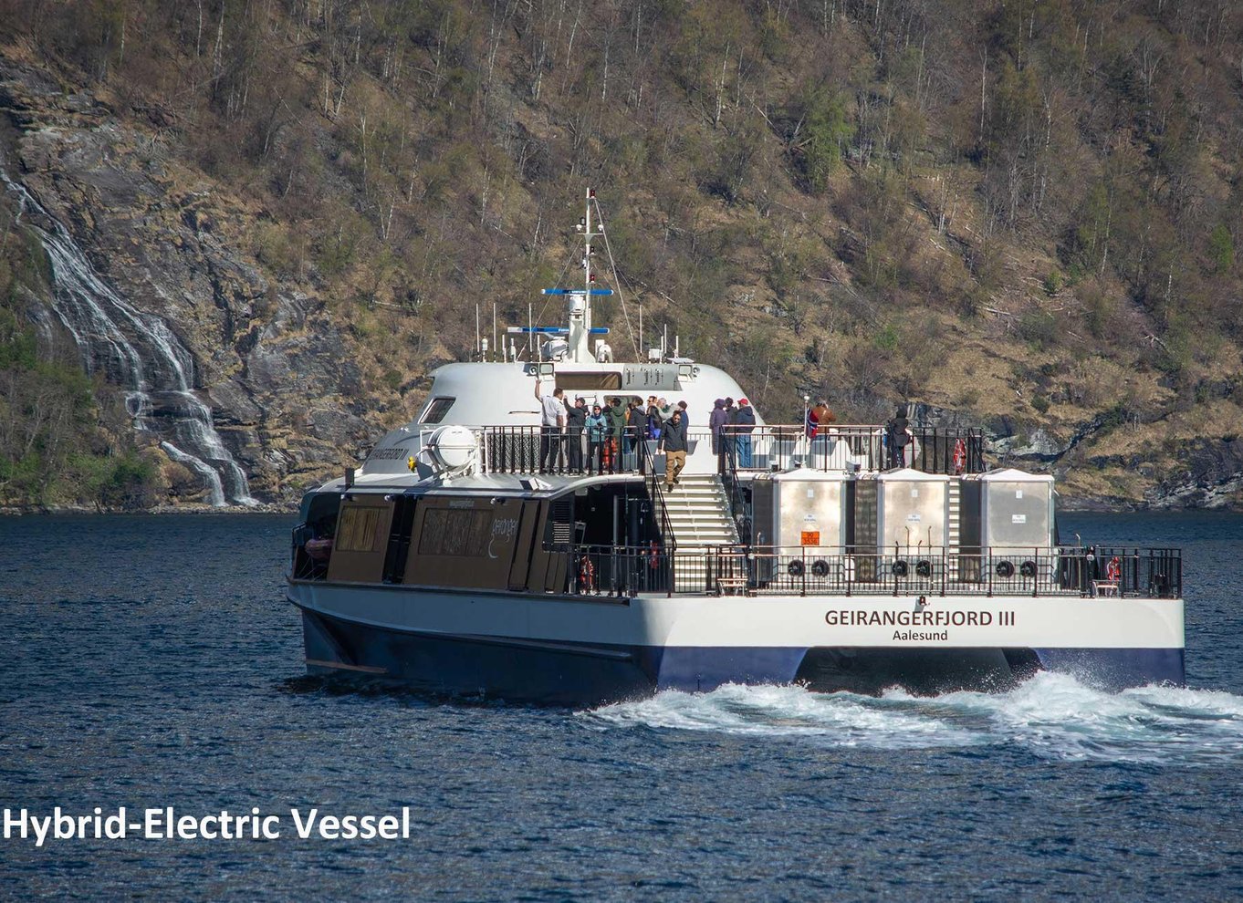 Geiranger: Sightseeingbådtur i fjorden og til vandfaldene – 75 minutter og 2 timer