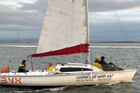 رحلة بحرية لمدة ساعتين في لشبونة على متن سفينة غروب الشمسرحلة بحرية لشبونة غروب الشمس لمدة ساعتين