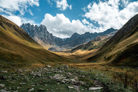 Kazbegi : excursion dans la vallée de Juta avec transport en 4x4Kazbegi : excursion d&#039;une journée dans la vallée de Juta avec transport en 4x4