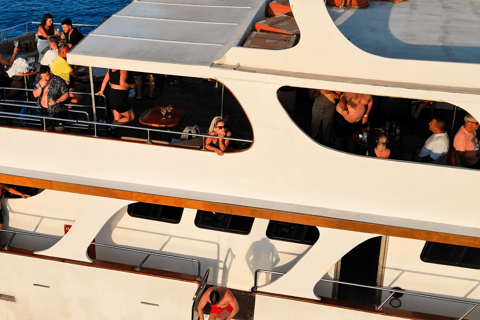 Pernera : Croisière SUNSET sur un yacht de luxe avec dîner et boissonsCroisière au coucher du soleil avec point de rendez-vous à l&#039;embarcadère de Protaras