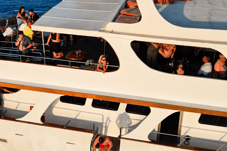 Pernera : Croisière SUNSET sur un yacht de luxe avec dîner et boissonsCroisière au coucher du soleil avec point de rendez-vous à l&#039;embarcadère de Protaras