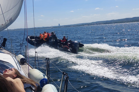 Bateau de vitesse au bout de la jetée à Sopot. Vitesse 100 km/h