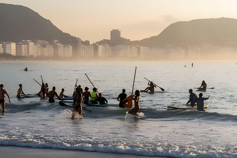 Copacabana: pagaiata di gruppo all&#039;alba con gli istruttori. Indimenticabile!