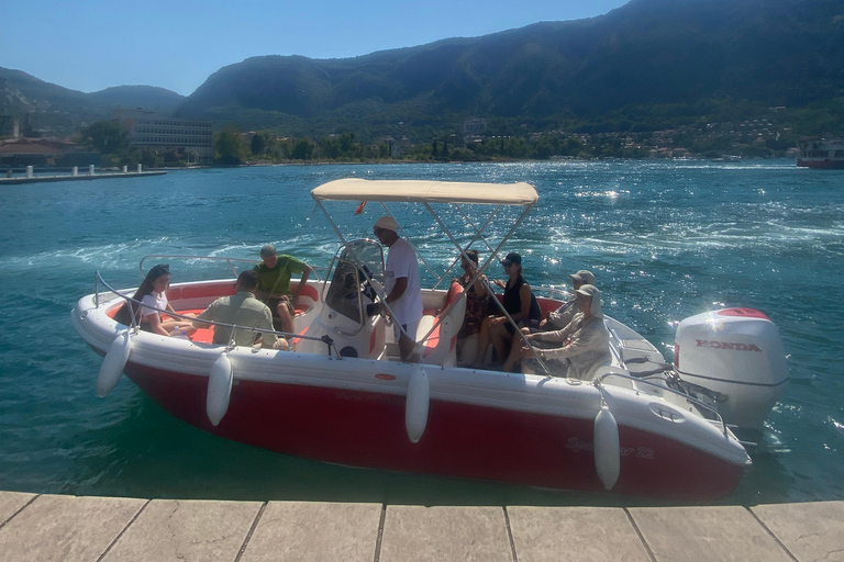 Kotor: Tour durch die Blaue Höhle und den Golf mit dem Schnellboot