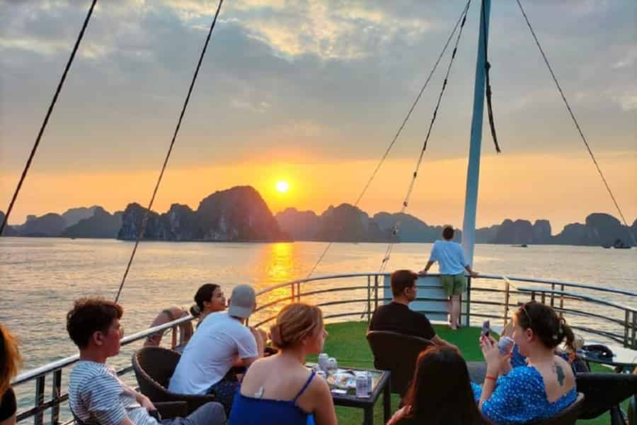 Ninh Binh: Halong-Bucht-Tageskreuzfahrt mit Mahlzeit und Rückfahrt nach Hanoi. Foto: GetYourGuide