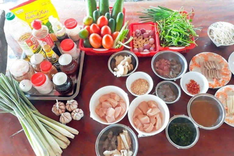 Hue : Cours de cuisine traditionnelle avec une famille locale et visite du marché