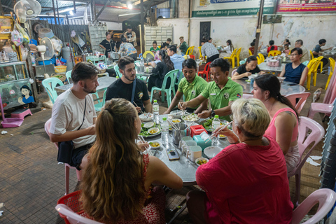 Phnom Penh: Mercato mattutino e tour gastronomico in Vespa