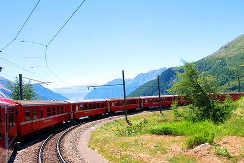 Depuis Milan : Excursion d'une journée à St Moritz et dans les Alpes avec le train rouge de la Bernina