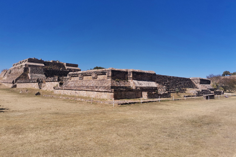 Excursión guiada de día completo por la Ruta de Monte AlbánEntradas y comida incluidas