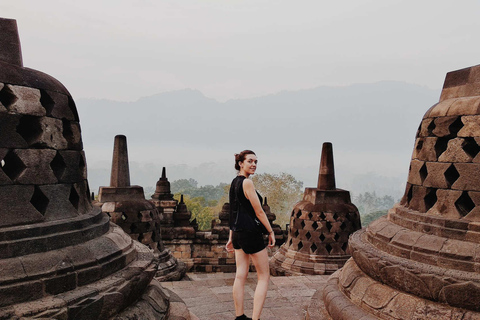 Yogyakarta : Montée à Borobudur : visite d&#039;une demi-journée avec guide et partage de la visite