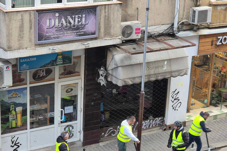 Sofia: Tour guidato notturno in scooter elettrici