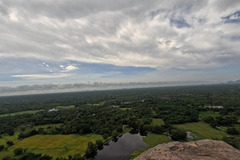 Sigiriya: Minneriya Safari, Yapahuwa Rock & Colombo Drop-off Sigiriya: Minneriya Safari, Yapahuwa Rock & Negombo Drop-off