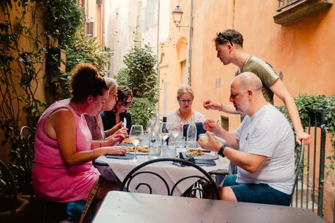 Bologna: Food and Wine Walking Tour with Tastings