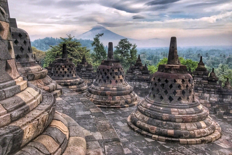 Borobudur (oder mit Sonnenaufgang) Geführte Tour ab YogyakartaBorobudur Sonnenaufgang Nur Transport