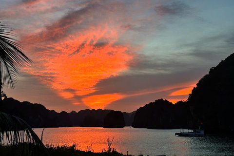 2-tägige Ha Long Bay Island Cruise Tour mit einem 3-Sterne-Kreuzfahrtschiff