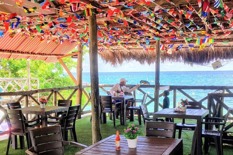 Cartagena: Playa Tranquila Barú Day Pass + Welcome Cocktail