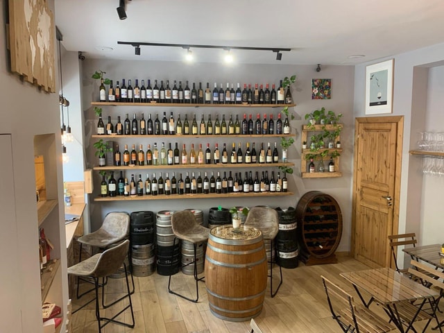 Wine Tasting with Local Food Pairings in Naples