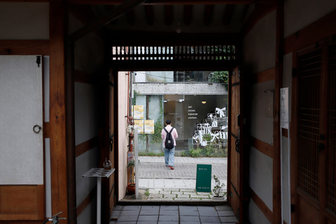 Seoul: Hanok Village Photo Walk (One Price for Two)